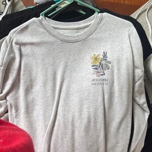 Abercrombie & Fitch Gray Floral Graphic Crewneck Sweatshirt